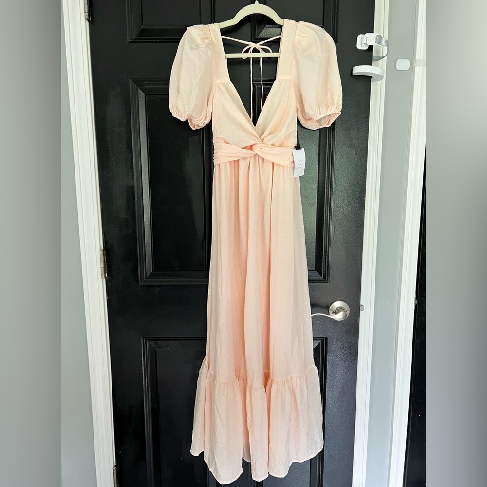 Astr open back dress with puff sleeves in blush/cream color. Size Medium